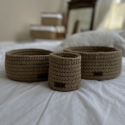 Round basket with knitted bottom